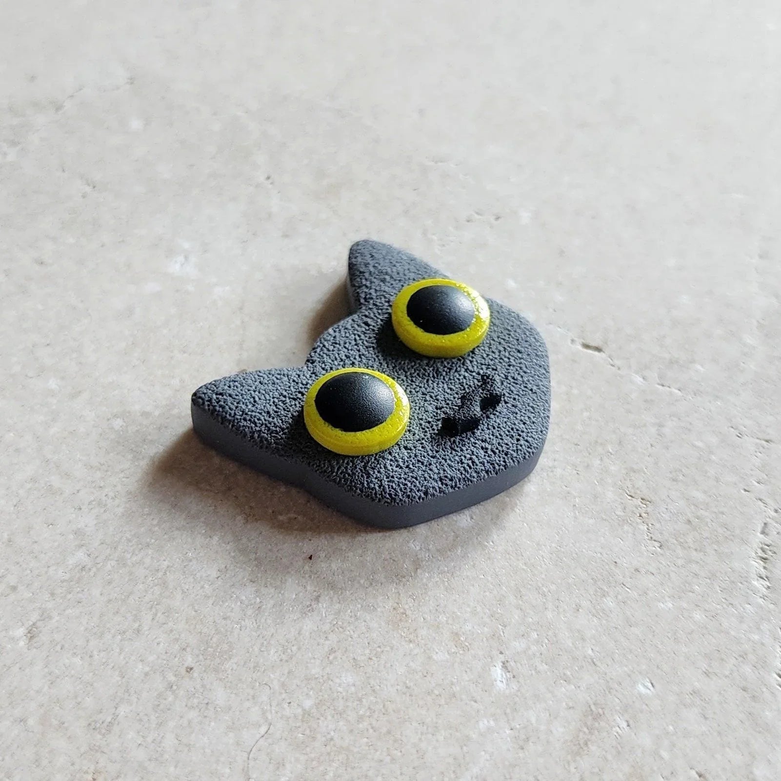 gray cat magnet: green Magnets & Pins