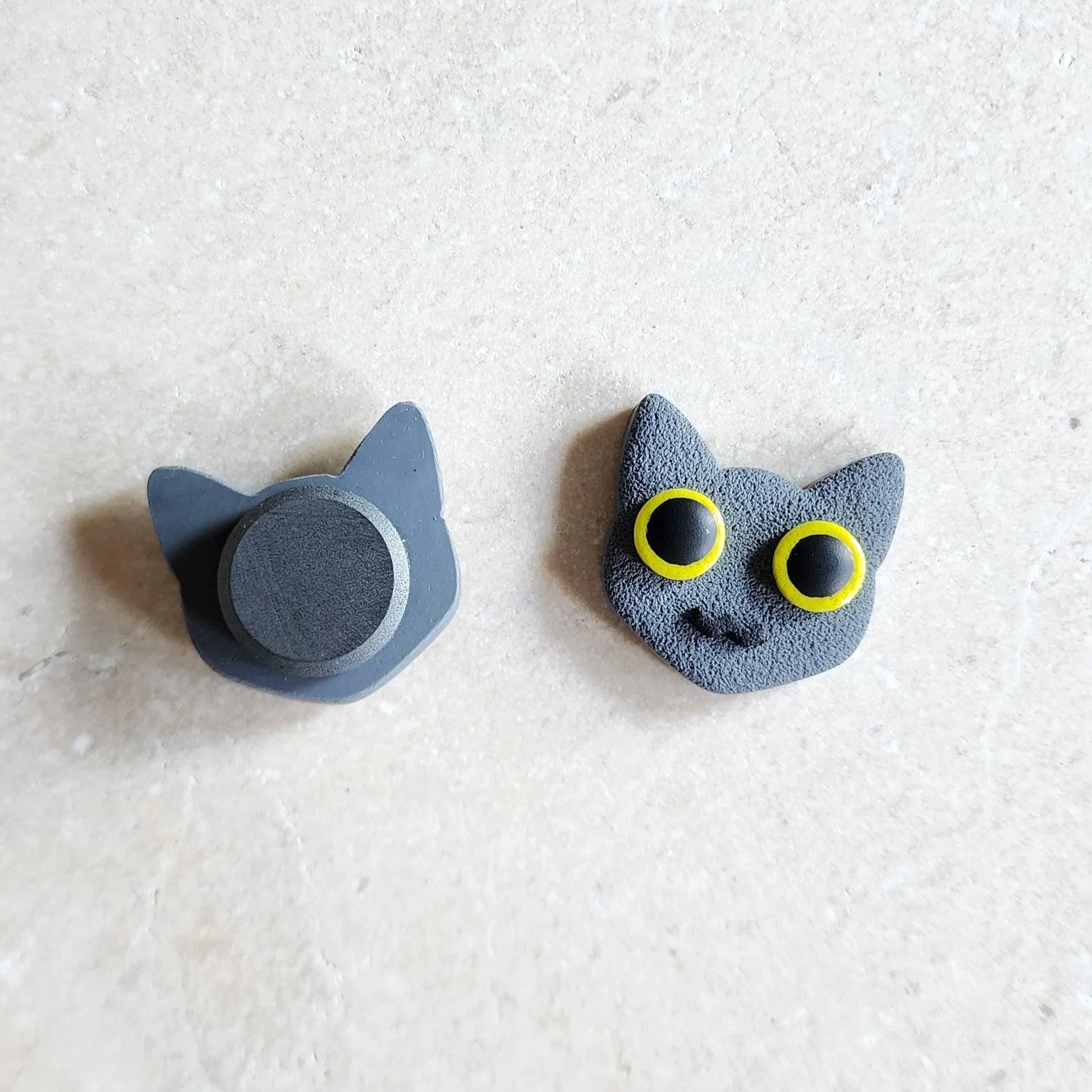 gray cat magnet: green Magnets & Pins