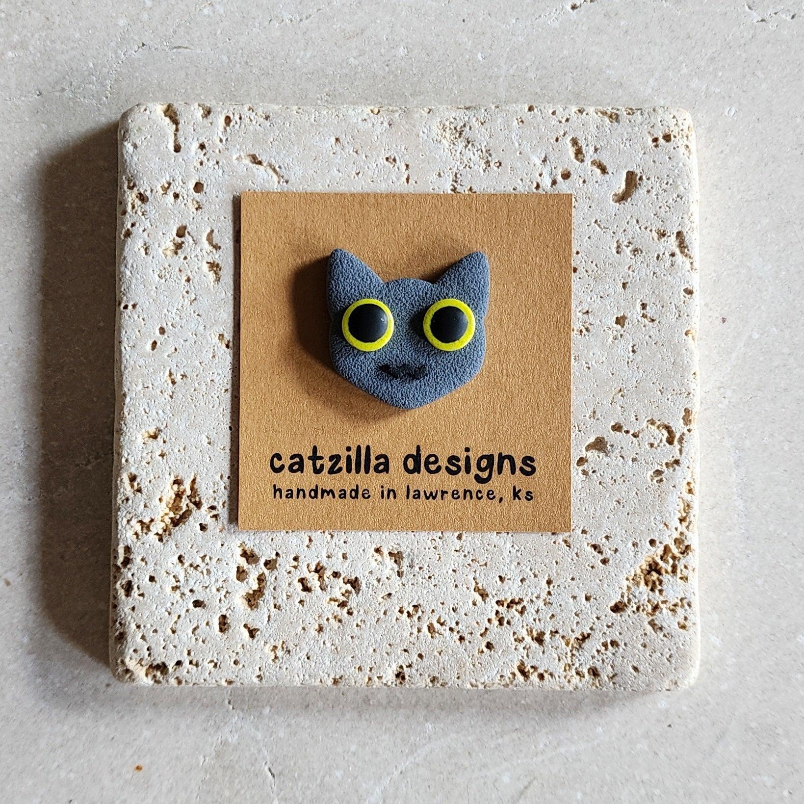 gray cat magnet: green Magnets & Pins