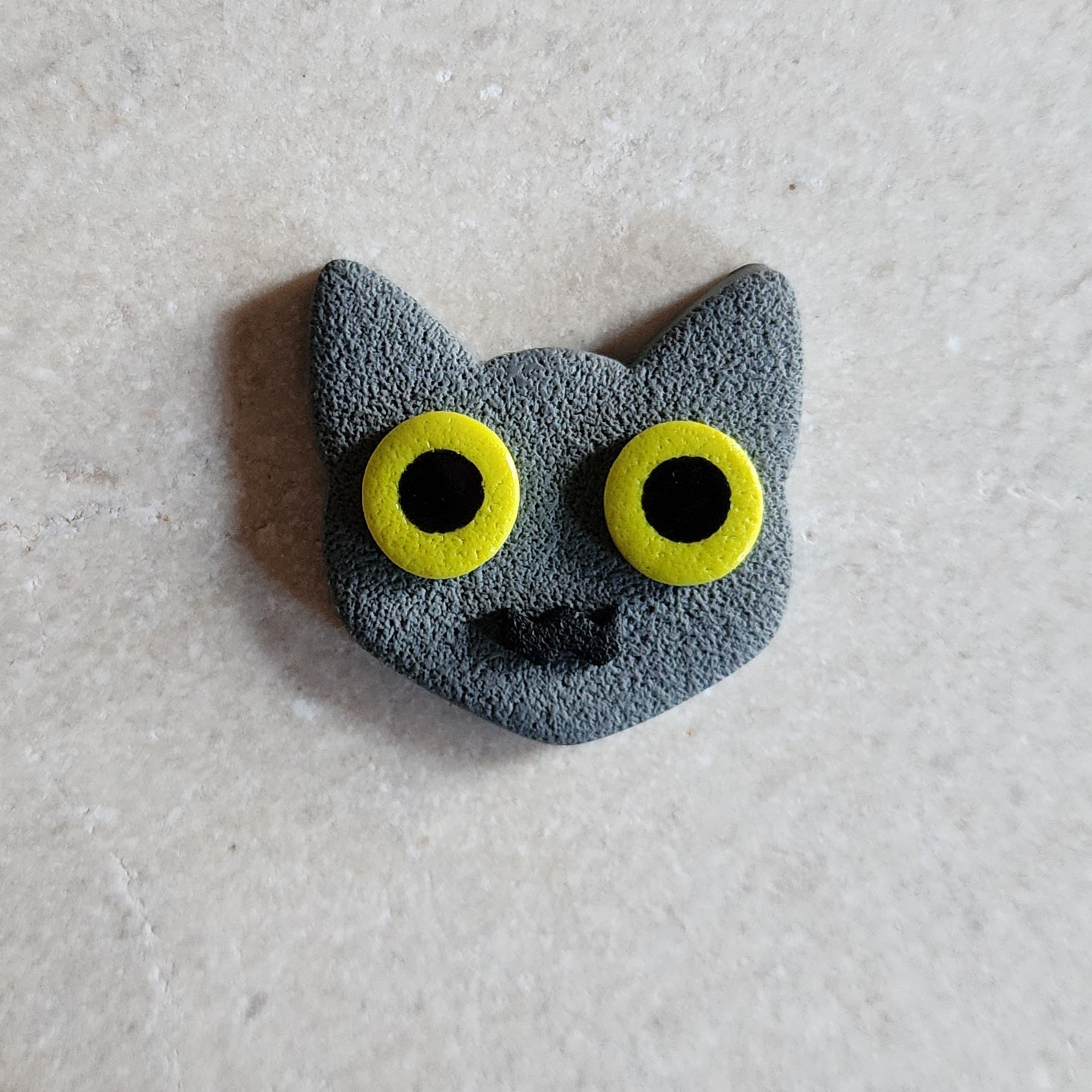 gray cat magnet: green Magnets & Pins