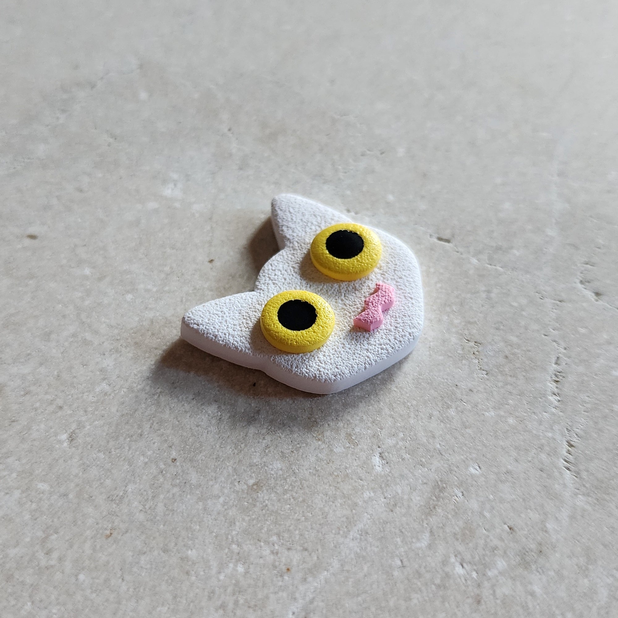 white cat magnet: yellow Magnets & Pins