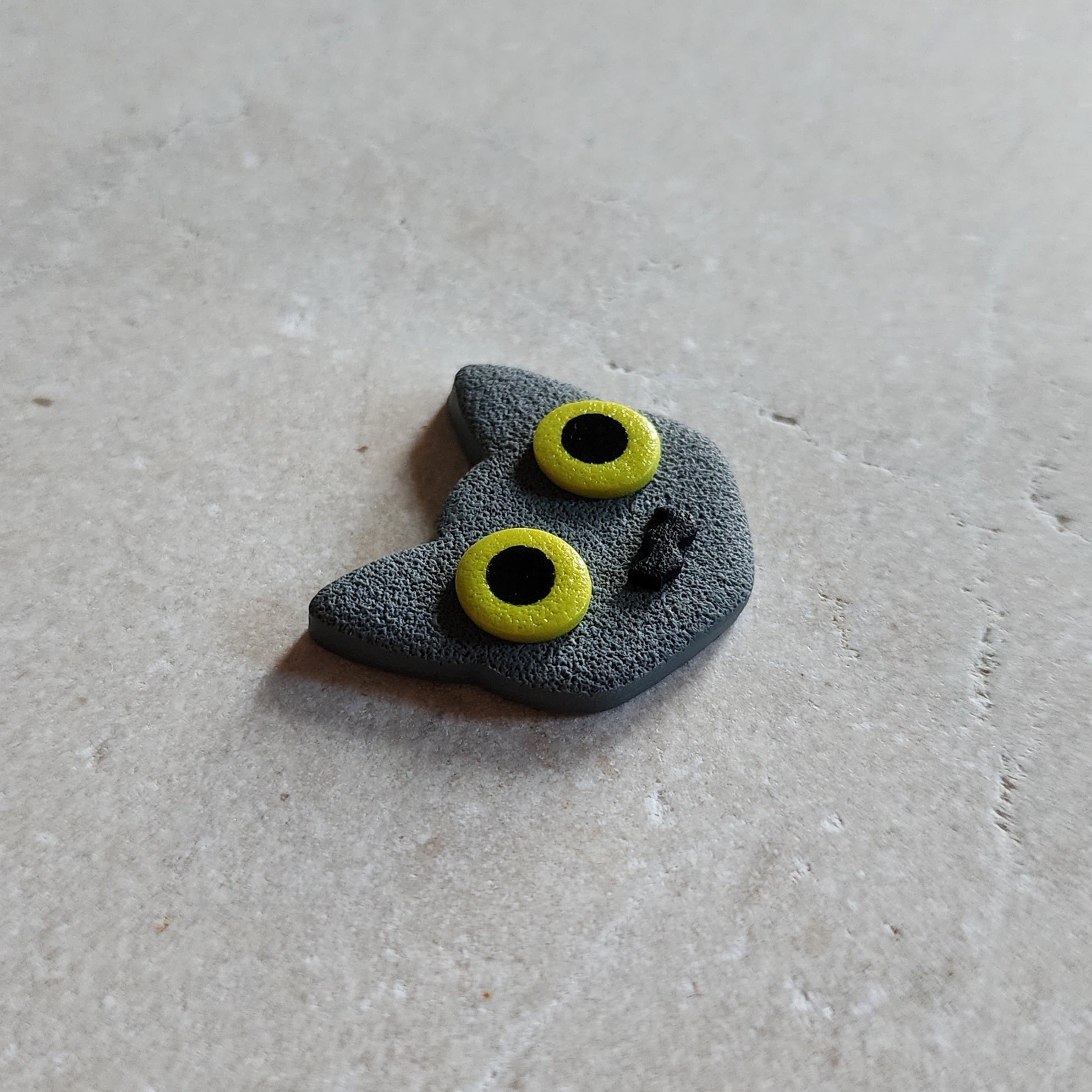 gray cat magnet: green Magnets & Pins